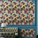 Fornasetti-behang in een woonkamer met groene bladeren, rode vruchten en tekeningen van apen tussen het gebladerte.