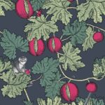 Fornasetti-behang met groene bladeren, rode vruchten en tekeningen van apen tussen het gebladerte.