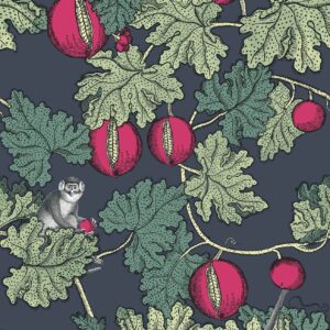 Fornasetti-behang met groene bladeren, rode vruchten en tekeningen van apen tussen het gebladerte.