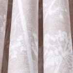 Lichtroze gordijnstof met wit botanisch Cow Parsley-patroon van Cole and Son.