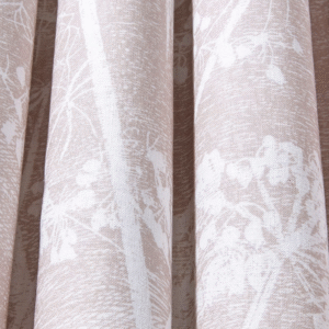 Lichtroze gordijnstof met wit botanisch Cow Parsley-patroon van Cole and Son.