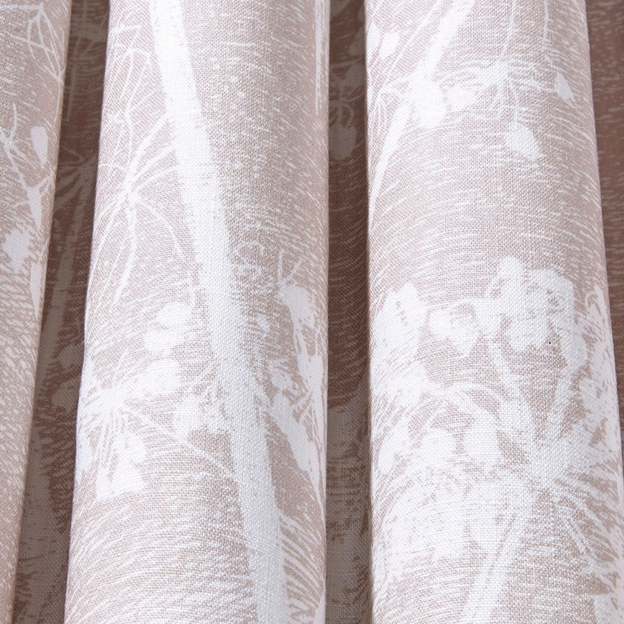 Lichtroze gordijnstof met wit botanisch Cow Parsley-patroon van Cole and Son.