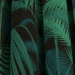 Groene palmbladeren op een donkerbruine Palm Jungle Velvet F111:2004V stof met fluwelen textuur.