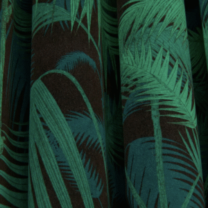 Groene palmbladeren op een donkerbruine Palm Jungle Velvet F111:2004V stof met fluwelen textuur.