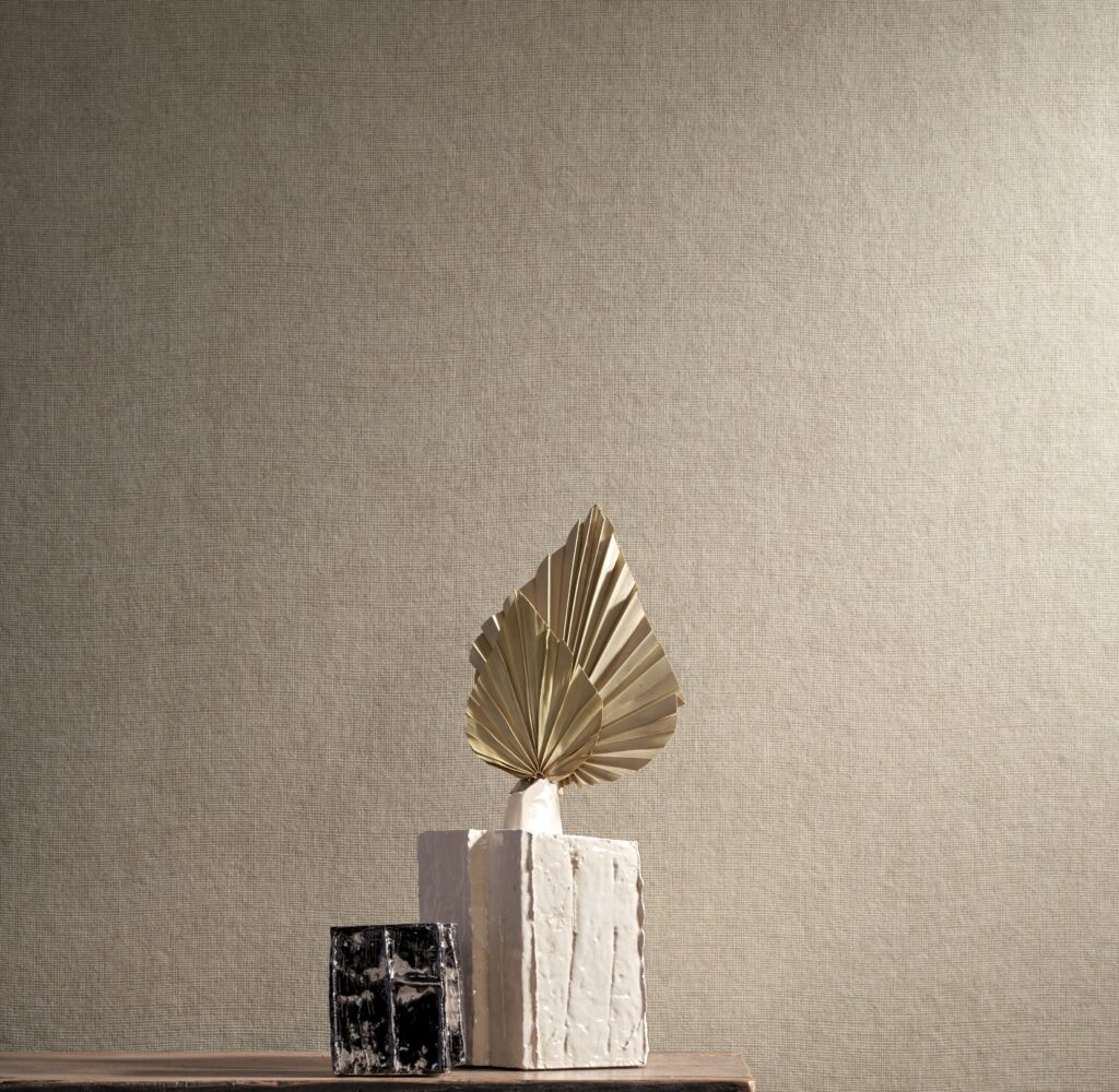 Sfeervolle interieursetting met Arte Manila Tulle 73085A wandbekleding en decoratieve objecten op een houten oppervlak.