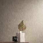 Sfeervolle interieursetting met Arte Manila Tulle 73085A wandbekleding en decoratieve objecten op een houten oppervlak.
