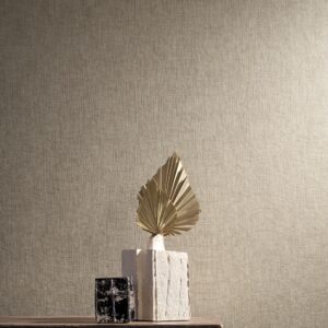 Sfeervolle interieursetting met Arte Manila Tulle 73085A wandbekleding en decoratieve objecten op een houten oppervlak.