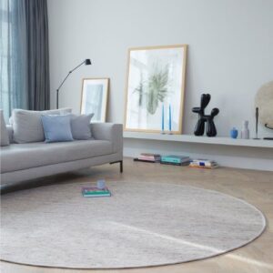 Rond Perletta vloerkleed Bellamy in een modern, licht ingericht woonkamerinterieur.