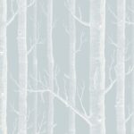 Behang met een patroon van witte boomstammen en takken op een lichtgrijze achtergrond.