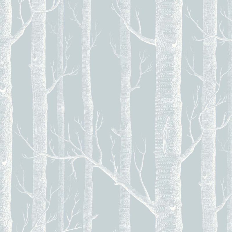 Behangpatroon met witte boomstammen en takken tegen een lichtgrijze achtergrond.