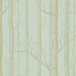 Behang met een patroon van gestileerde, bladerloze boomstammen in beige op een lichtgroene achtergrond.