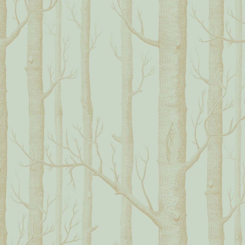 Behang met een patroon van gestileerde, bladerloze boomstammen in beige op een lichtgroene achtergrond.