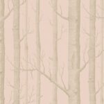 Behang met een patroon van beige boomstammen en takken op een lichtroze achtergrond.