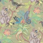 Illustratieve jungleprint met mandrils, exotische vogels, een kameleon en tropische planten op een beige achtergrond.