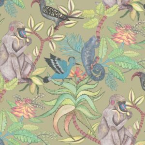 Illustratieve jungleprint met mandrils, exotische vogels, een kameleon en tropische planten op een beige achtergrond.