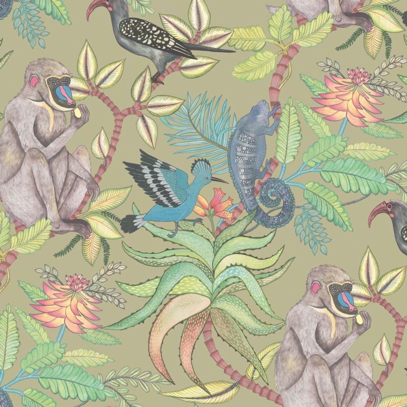 Illustratieve jungleprint met mandrils, exotische vogels, een kameleon en tropische planten op een beige achtergrond.