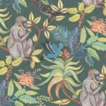 Illustratief patroon met mandrils, kleurrijke vogels, kameleons en tropische planten op een donkergroene achtergrond.