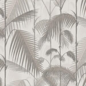 Behangpatroon met grijzige palmbladeren en slanke stammen op een lichte achtergrond.