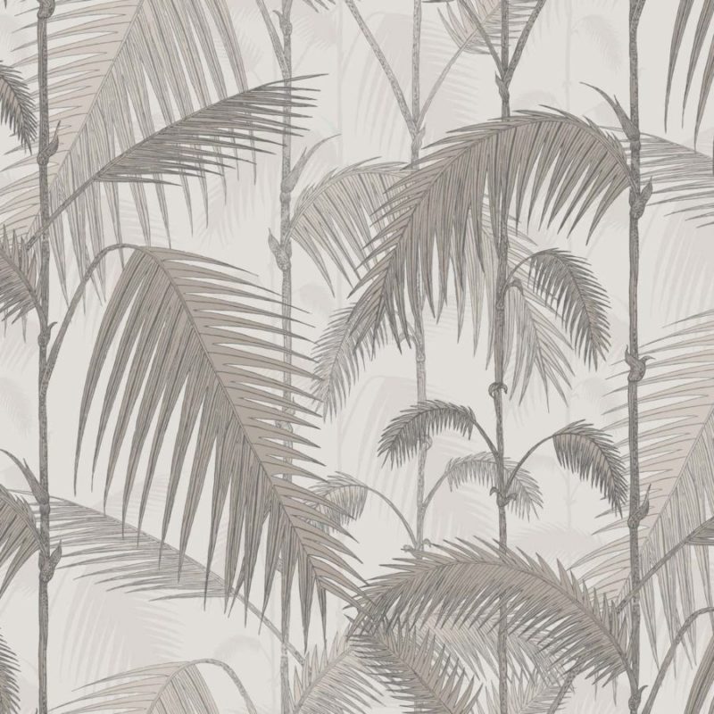 Behangpatroon met grijzige palmbladeren en slanke stammen op een lichte achtergrond.