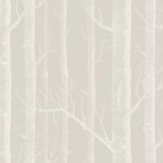 Behangpatroon met lichtgrijze, gestileerde boomstammen en kale takken op een beige achtergrond.