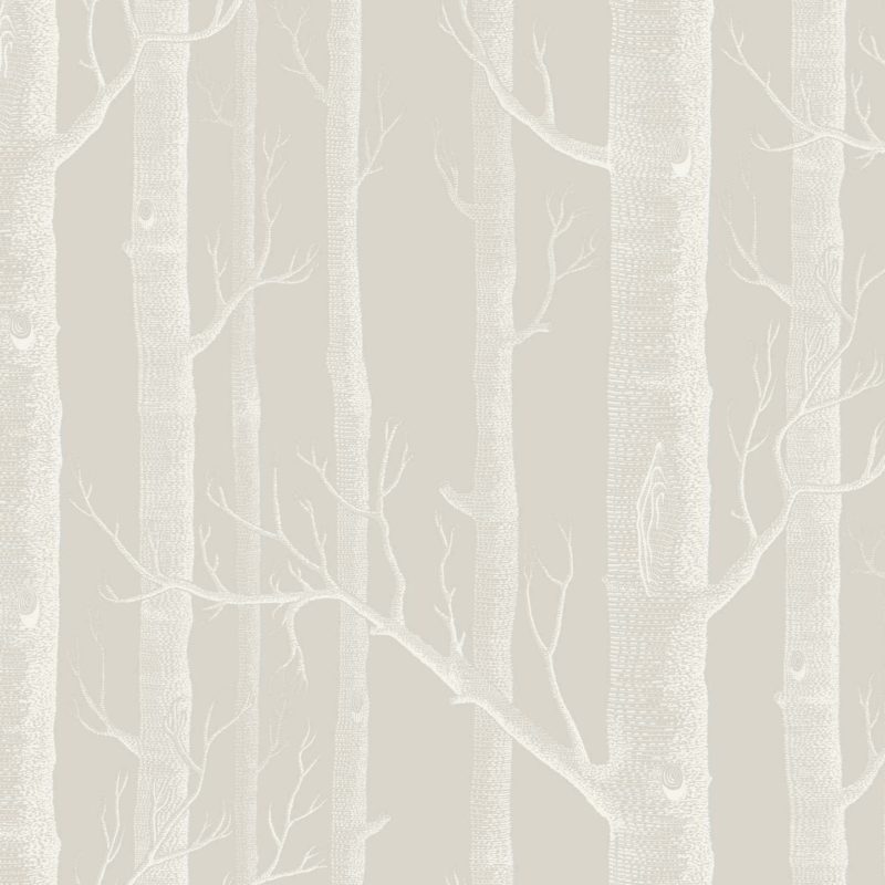 Behangpatroon met lichtgrijze, gestileerde boomstammen en kale takken op een beige achtergrond.