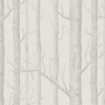 Behang met een patroon van grijze, bladloze boomstammen tegen een lichte achtergrond.