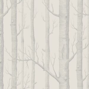 Behang met een patroon van grijze, bladloze boomstammen tegen een lichte achtergrond.