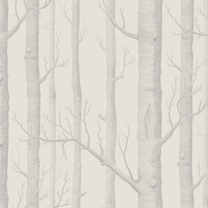 Behang met een patroon van grijze, bladloze boomstammen tegen een lichte achtergrond.