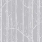Grijs behang met wit getekende boomstammen en takken in een gestileerd bosmotief.
