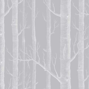 Grijs behang met wit getekende boomstammen en takken in een gestileerd bosmotief.