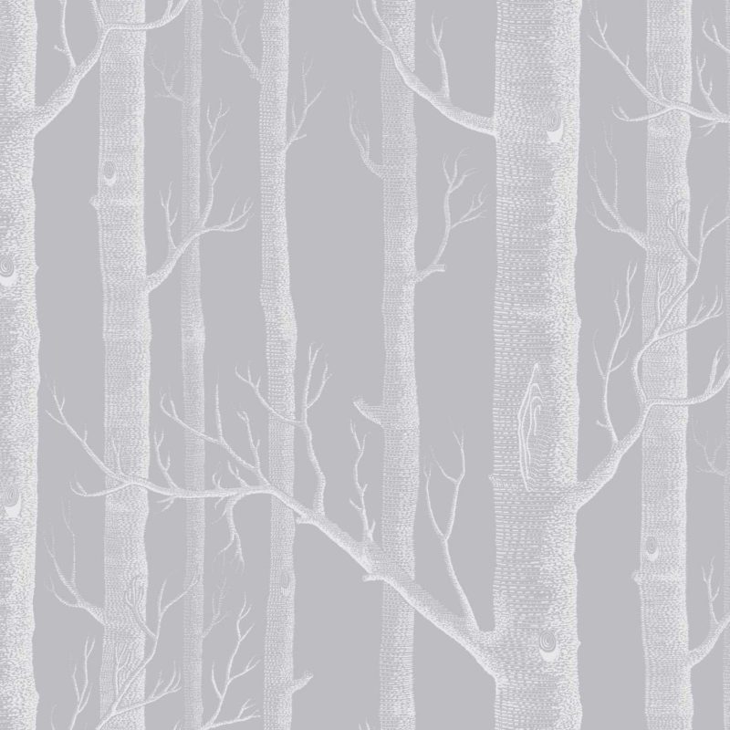 Grijs behang met wit getekende boomstammen en takken in een gestileerd bosmotief.