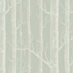 Behang met een patroon van witte boomstammen en takken tegen een lichtgroene achtergrond.