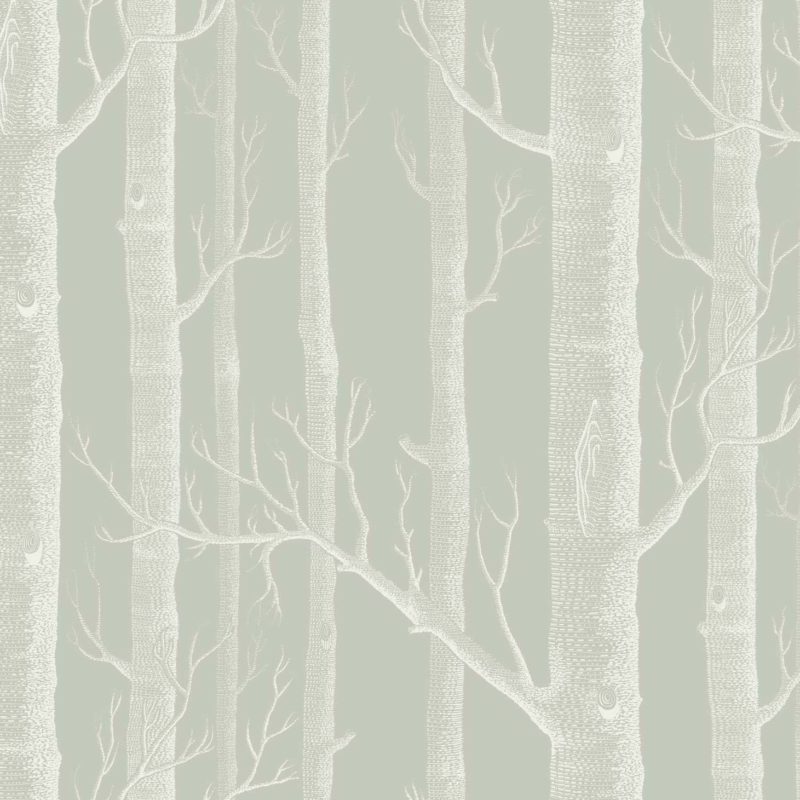 Behang met een patroon van witte boomstammen en takken tegen een lichtgroene achtergrond.