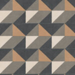 Geometrisch tegelpatroon met driehoekige vormen in zwart, grijs, beige en bruin.