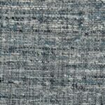Close-up van de grove, geweven textuur van Arte Aspero 40542 in grijs- en blauwtinten.