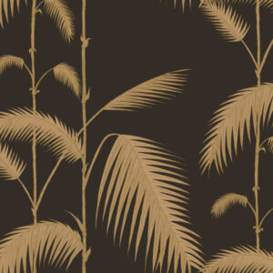 Beige palmbladeren op een donkere achtergrond in een tropisch patroon.