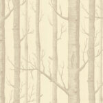 Behang met een patroon van gestileerde boomstammen en takken in beige en grijstinten.