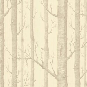 Behang met een patroon van gestileerde boomstammen en takken in beige en grijstinten.