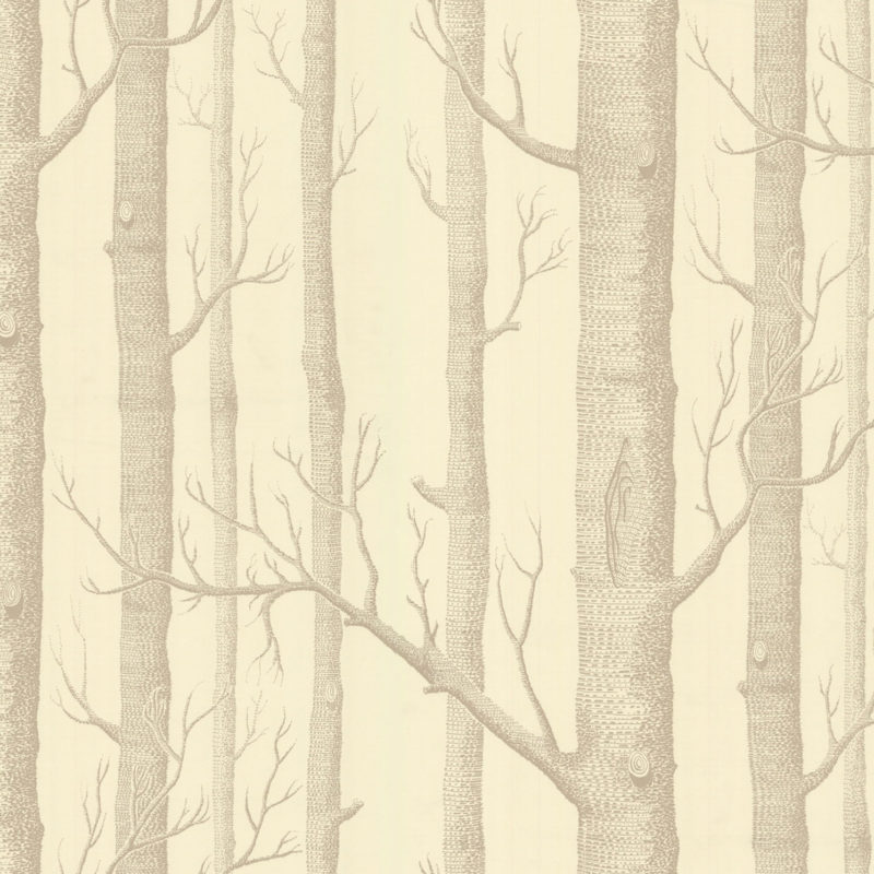 Behang met een patroon van gestileerde boomstammen en takken in beige en grijstinten.