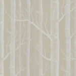 Lichtbeige behang met een patroon van witte boomstammen en takken in een bosmotief.