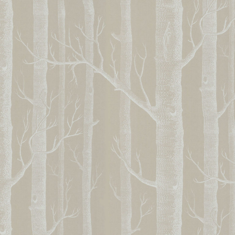 Lichtbeige behang met een patroon van witte boomstammen en takken in een bosmotief.