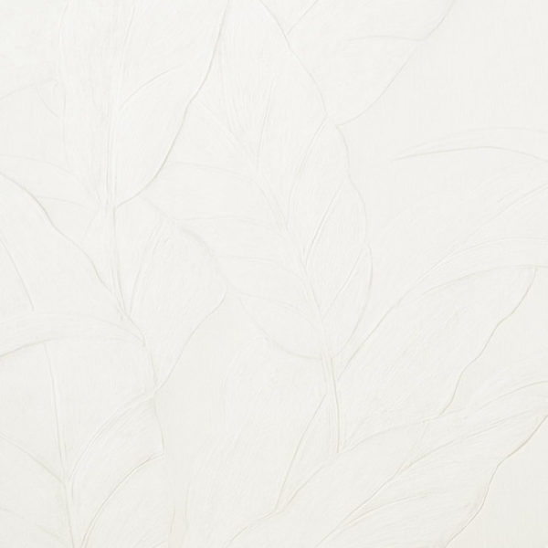 Lichtbeige wandbekleding Arte Musa 75001 met subtiel reliëf van grote tropische bladeren.