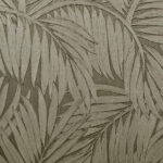 Beige reliëfbehang met een patroon van tropische palmbladeren, model Arte Sabal 75203.