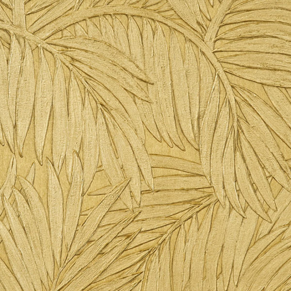 Beige behang met een reliëfpatroon van tropische palmbladeren uit de Arte Sabal 75205 collectie.