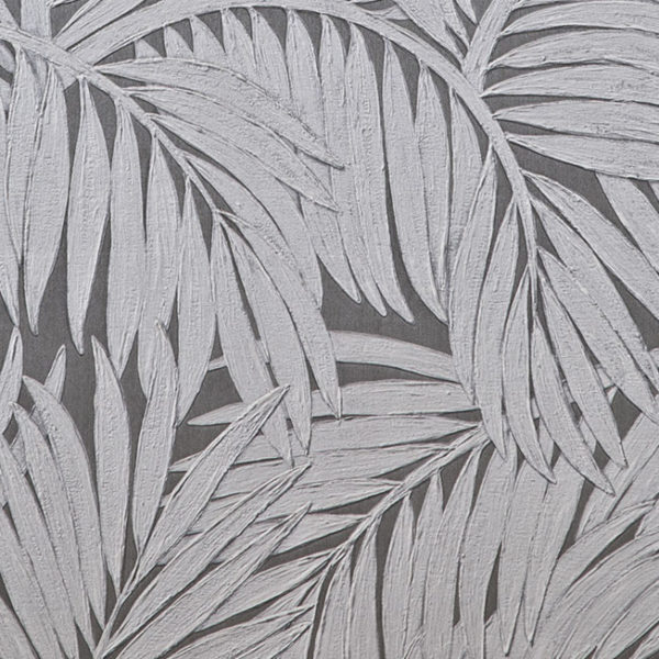 Grijsbeige Arte Sabal 75207 behang met een reliëf patroon van tropische palmbladeren.
