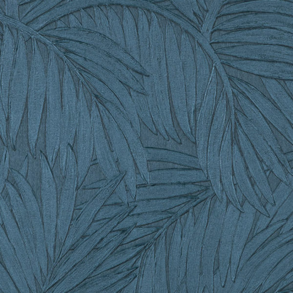 Donkerblauw behang met een reliëfpatroon van grote tropische palmbladeren uit de Arte Sabal 75208 collectie.