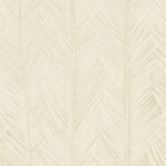 Beige behang met een subtiel patroon van op palmbladeren geïnspireerde lijnen, model Arte Itaya 75400.