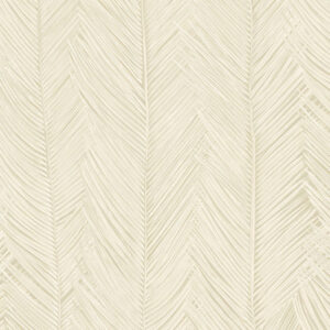 Beige behang met een subtiel patroon van op palmbladeren geïnspireerde lijnen, model Arte Itaya 75400.