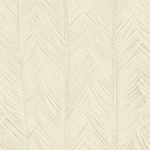 Beige behang met een subtiel patroon van op palmbladeren geïnspireerde lijnen, model Arte Itaya 75400.