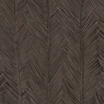 Donkerbruine wandbekleding Arte Itaya 75403 met een patroon van gevlochten palmbladeren in visgraatmotief.